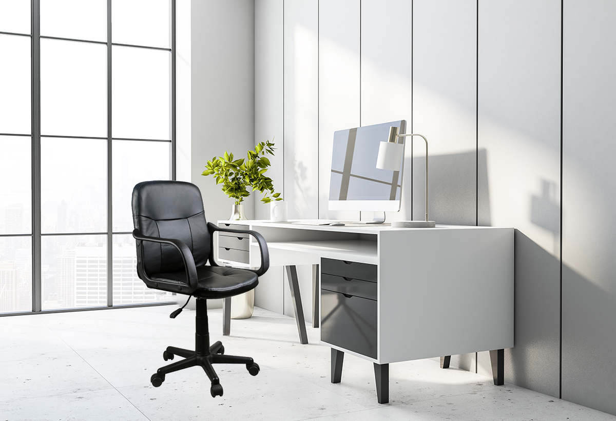 Απεικονίζεται η καρέκλα, τοποθετημένη μπροστά σε ένα γραφείο.